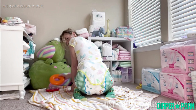 Blonde babe pissing hard, diaper full - Misspandapants