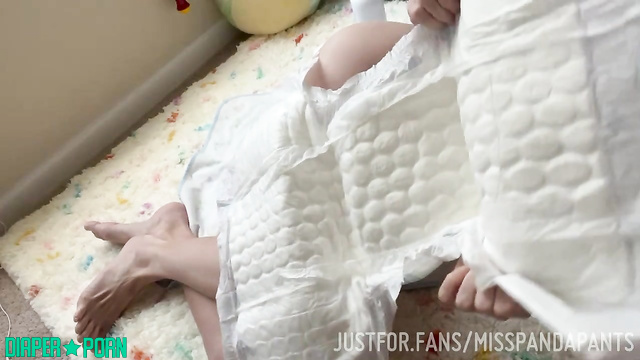Shaved pussy pissing hard in fresh nappy - Misspandapants