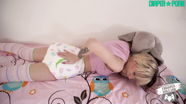 Long socks, toy deep, pissing hard while moaning - FRDiapergirls