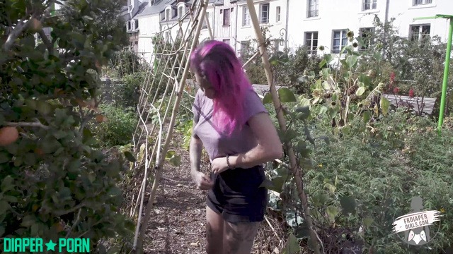FRDiapergirls - Lola walks around town in her nappy and gets wet