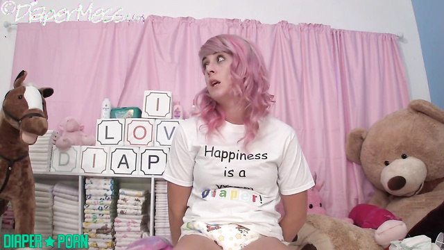 Andi swapping diaper solo, playful talking - DiaperMess