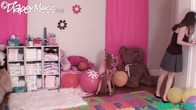 Emily's nappy bulging as she shits loud - DiaperMess