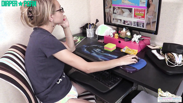 Glasses on, pissing hard at desk - UKDiaperGirls