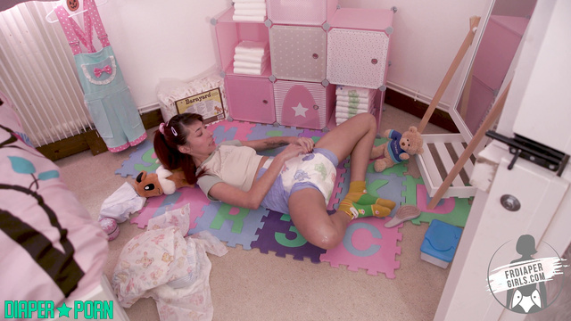 Gabrielle's messy diaper play, powder flying - FRDiapergirls