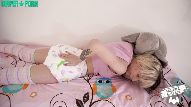 Multicolored hair slut creaming in full diaper - FRDiapergirls