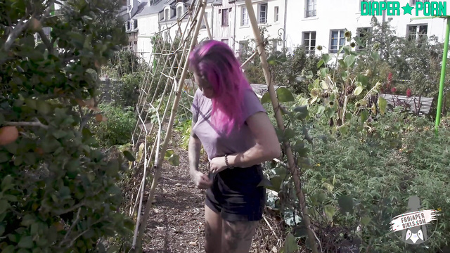 Lola's pussy shaved and diapered in public - FRDiapergirls
