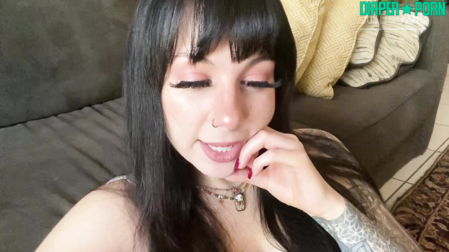 Daddaslilstar - Sliding off her pants to reveal the thick diaper underneath