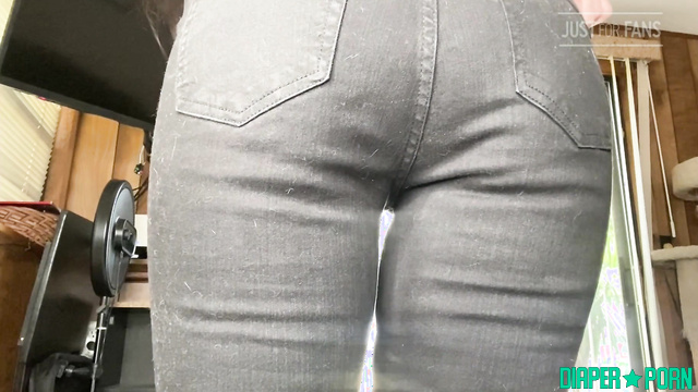 Daddaslilstar - Sliding off her pants to reveal the thick diaper underneath
