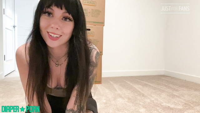 Daddaslilstar - Sliding off her pants to reveal the thick diaper underneath