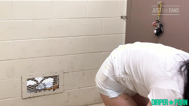 Hairy mess moaning loud in public change - daddaslilstar