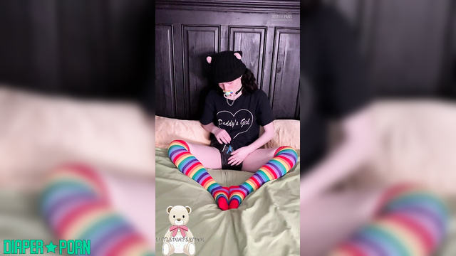 LittleDiaperIdol - Masturbates with his hand under his pampers