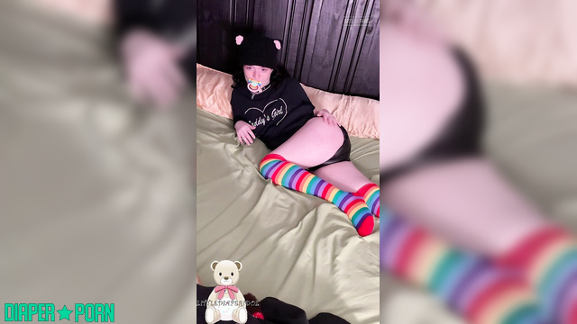 LittleDiaperIdol - Masturbates with his hand under his pampers