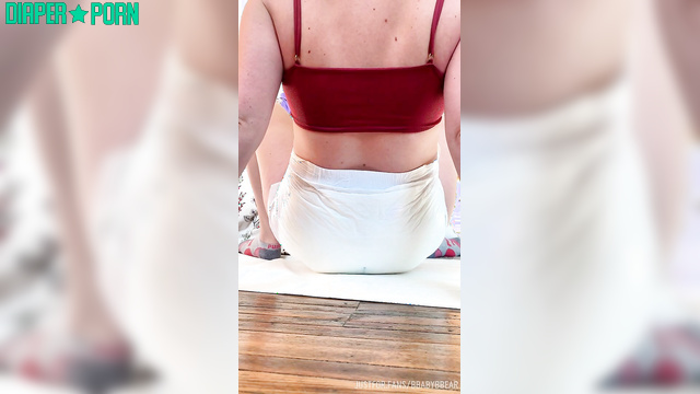 Brunette leaks hard, full diaper warmth - bbabybbear