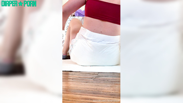 Brunette leaks hard, full diaper warmth - bbabybbear