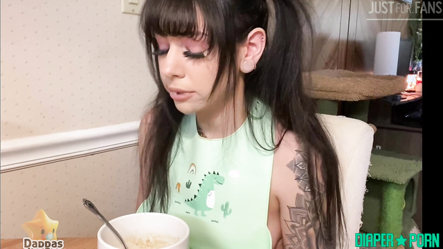 Daddaslilstar - Eating a delicious meal while comfortably wearing a soft nappy
