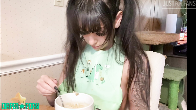 Daddaslilstar - Eating a delicious meal while comfortably wearing a soft nappy
