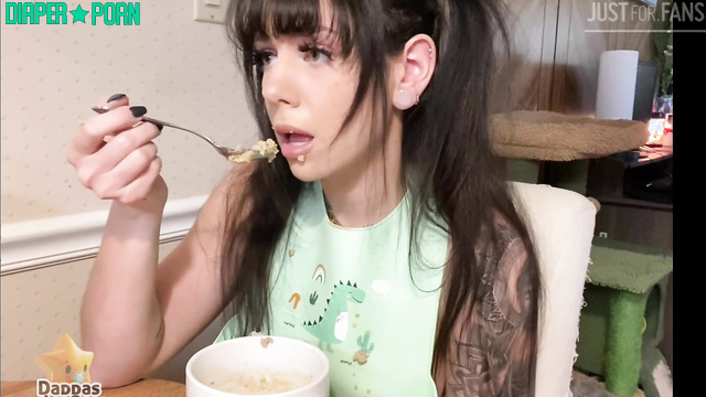 Daddaslilstar - Eating a delicious meal while comfortably wearing a soft nappy