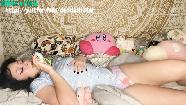 Tattooed brunette grinding solo in soggy nappy - daddaslilstar
