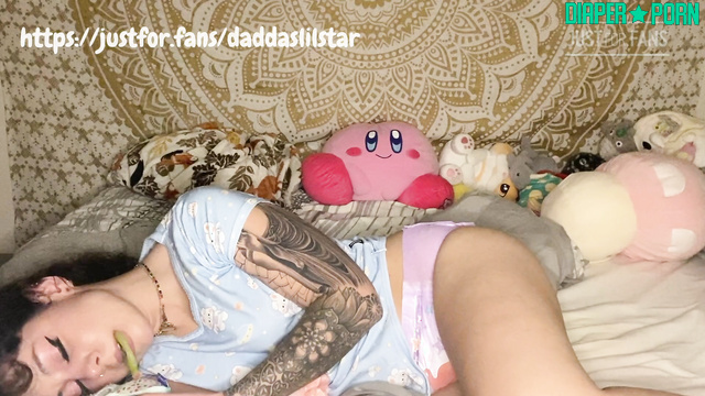 Tattooed brunette grinding solo in soggy nappy - daddaslilstar