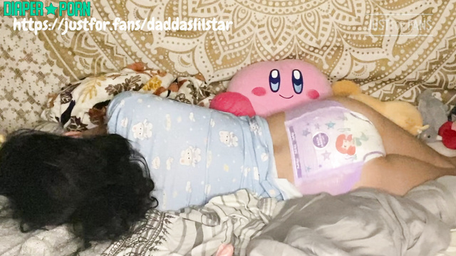 Tattooed brunette grinding solo in soggy nappy - daddaslilstar