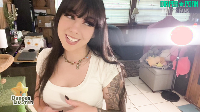 Brunette pissing hard, diaper bulging in fitting room - daddaslilstar