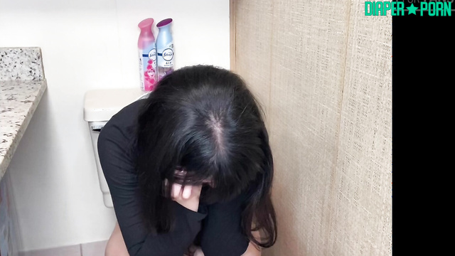 Hair brush teasing, potty squirming brunette - daddaslilstar