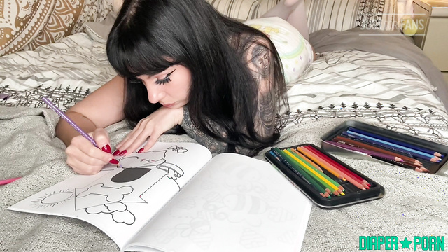 Daddaslilstar - Babe in diaper is busy coloring a picture