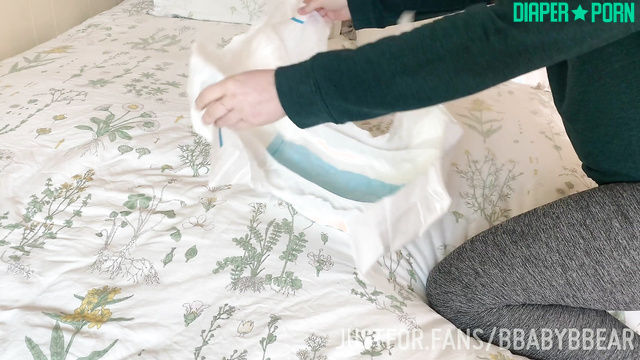 Brunette spreading hairy pussy for new diaper - bbabybbear