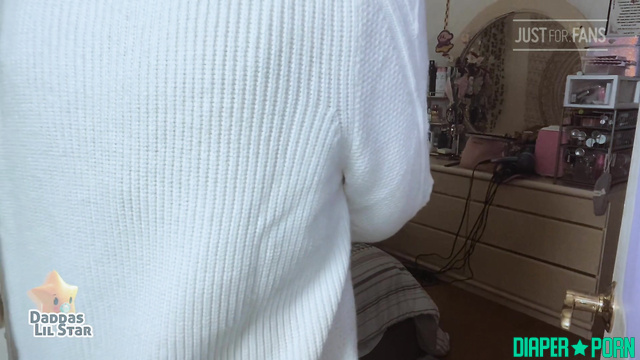 Blonde slut stuffing with hairbrush while chatting - daddaslilstar