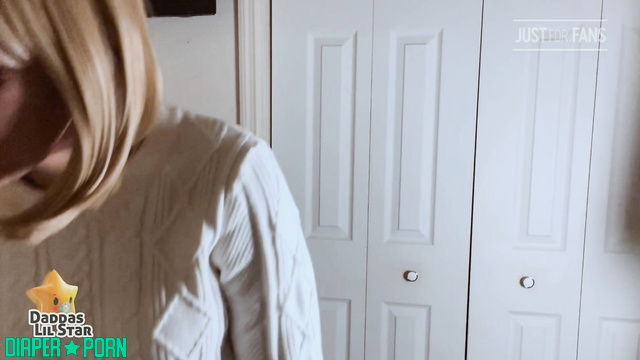 Blonde slut stuffing with hairbrush while chatting - daddaslilstar