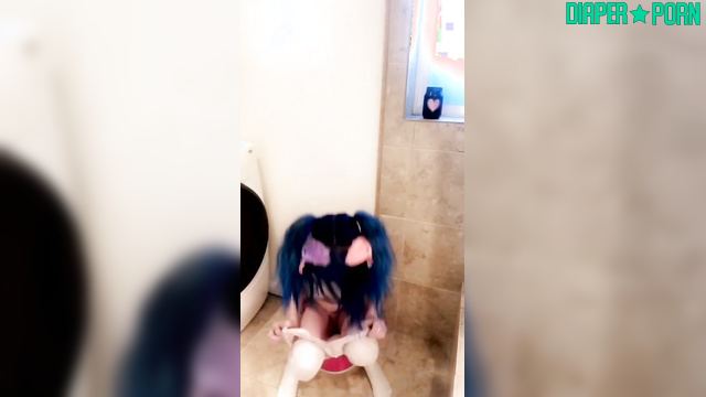Tatted brunette squatting wide, thick nappy pressing - succubunnie