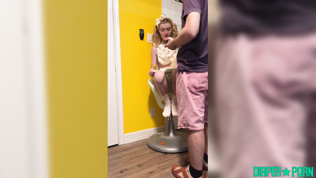 LittleDiaperIdol - Age regression moment with snacks while padded and relaxed