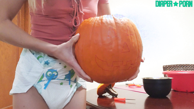 Blonde alone, pampers crinkling as fingers tease - AnnabelleLeakyGirl