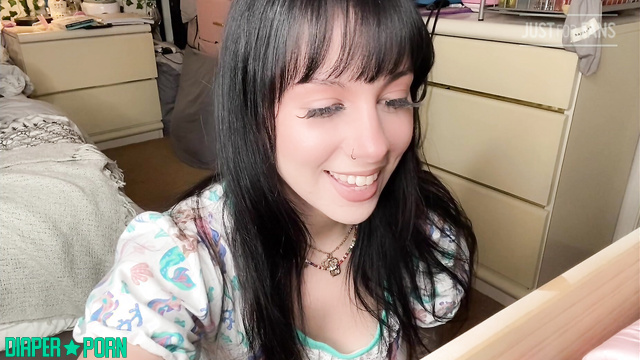 Daddaslilstar - Diapered masturbation with buzzing toy