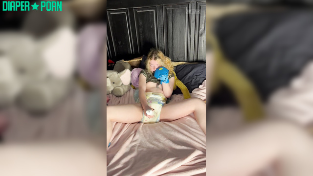 Buzzing vibrator grinding nappy, moaning deep - LittleDiaperIdol