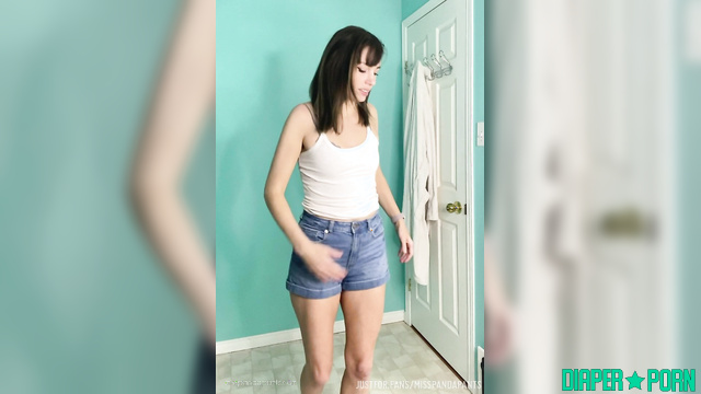 Brunette pissing loud then messy switch - Misspandapants