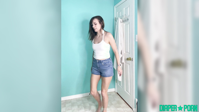 Brunette pissing loud then messy switch - Misspandapants