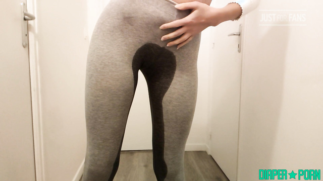 DiaperRosie - Soaks tight leggings before changing into fresh clean nappy
