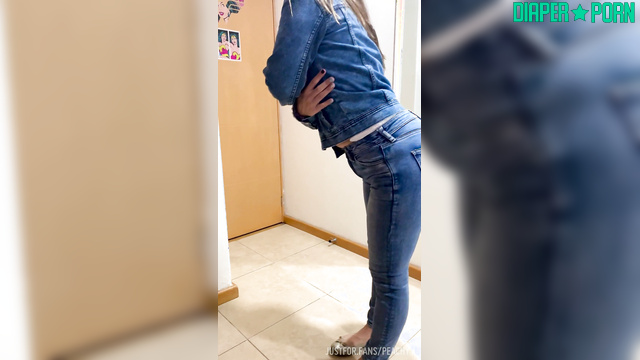 Jeans tight, brunette pissing hard, mess dripping – BabyPeachy