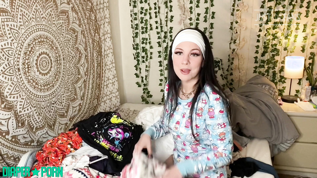 Brunette squatting wide, pampers peeking while cleaning - daddaslilstar