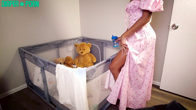 SunnyLilDays - Babysitter plays with you while you’re in the playpen