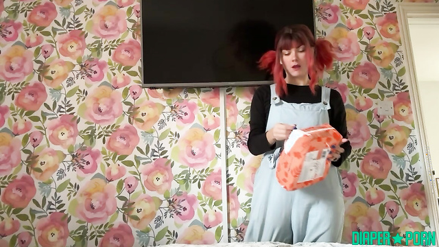 Yourhikerbabe - Gets changed at the daycare after making a mess