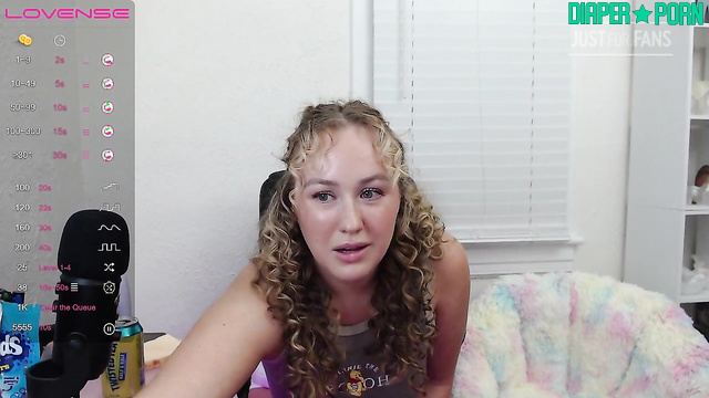 Sunbunnystella - Showing Lovense levels while talking to the camera