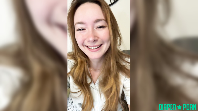 FRDiapergirls - Charlotte communicates with her fans