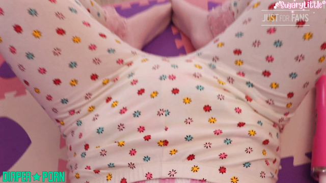 Sugary Little - The babe hides a diaper under her leggings