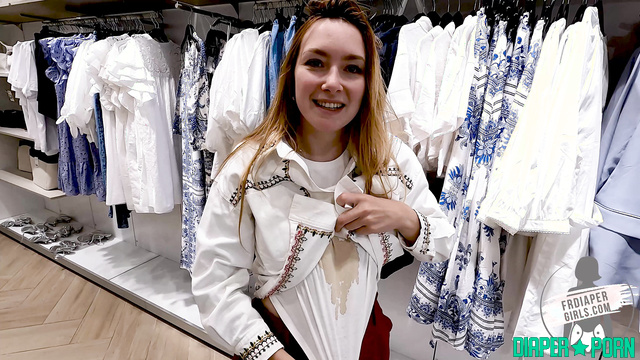 FR Diaper Girls - Charlotte is trying on clothes