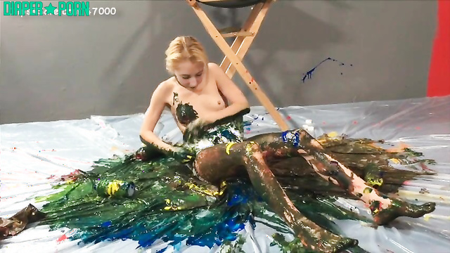 STUDIO ODETTE DELACROIX - Odette smearing paints in wet pampers