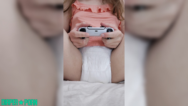 PinkiePieGirl - Gamer girl wet her diaper and then changed it