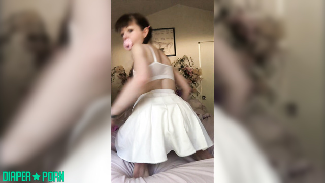 LittlePrincessBug - Dirty pampers demonstration in the cozy bedroom