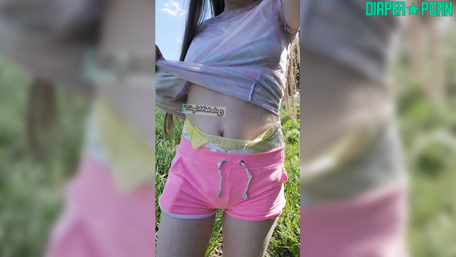 Tinylittlebabyg - Outdoor peeing in a clean diaper (Sunshine)